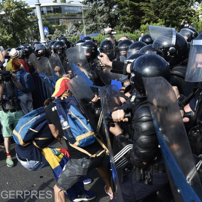 6 ani de la #10 august, ziua în care statul i-a primit pe românii din diaspora cu gaze lacrimogene și tunuri cu apă