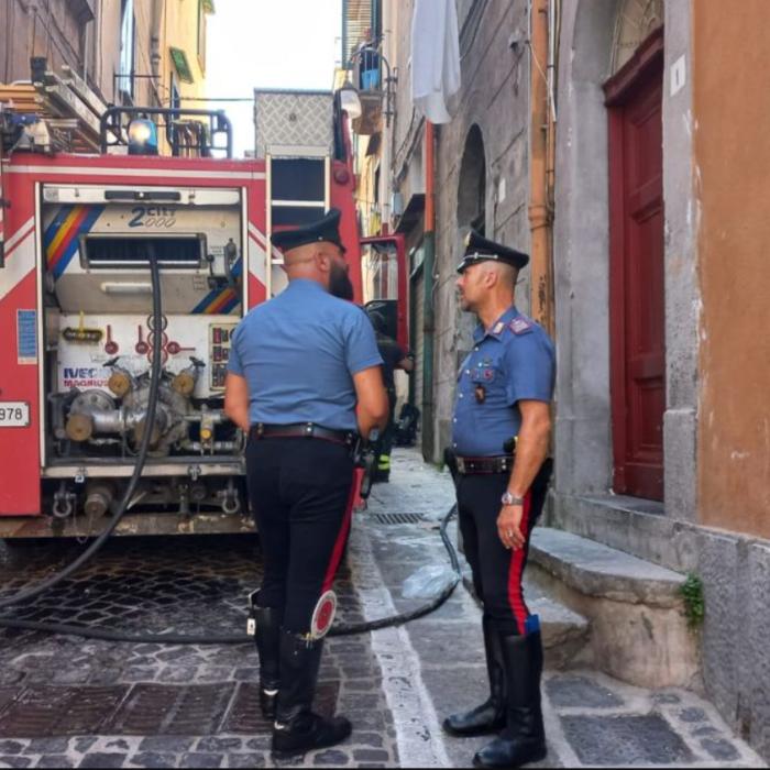 O româncă a fost salvată de la moarte în Italia după o intervenție periculoasă a pompierilor