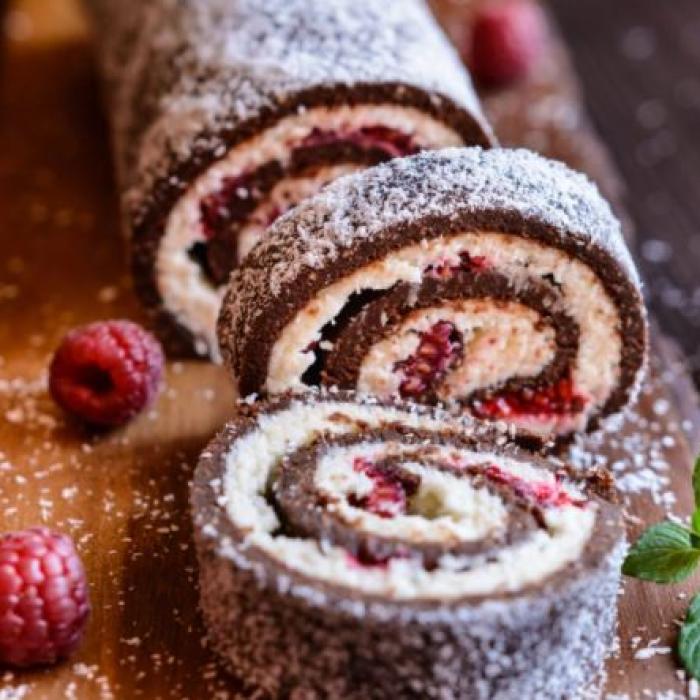 Ruladă cu ciocolată și fructe: Deliciul perfect pentru orice ocazie