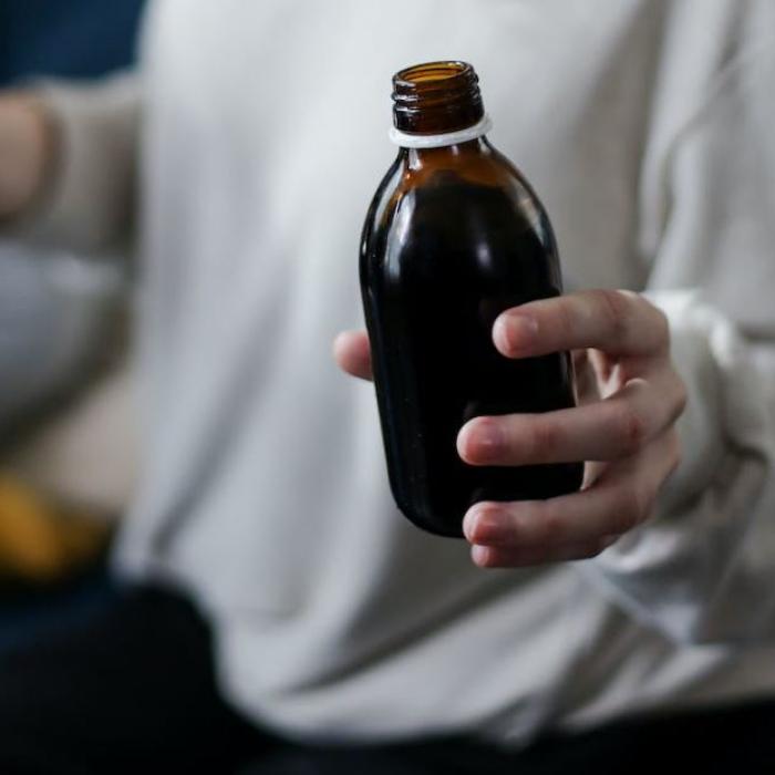 Cum să prepari acasă un sirop natural de tuse din plante medicinale