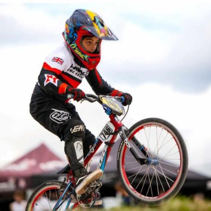Un copil român face furori în Marea Britanie. Participă la Grand Prix într-o competiție de BMX
