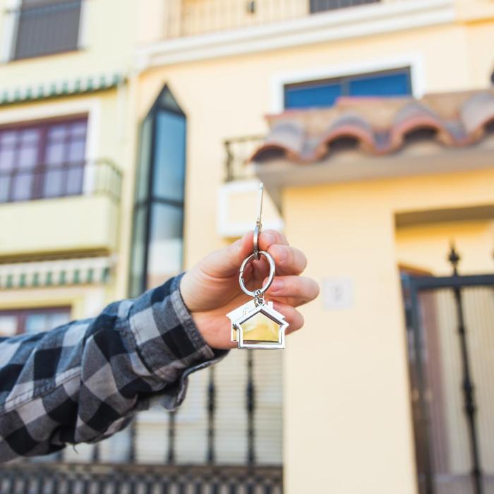 Escrocherie pe piața chiriilor din Spania. O tânără a fost înșelată de o agenție imobiliară 