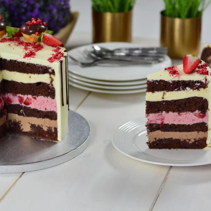 Tort festiv cu trei creme: vanilie, ciocolată și fructe de pădure