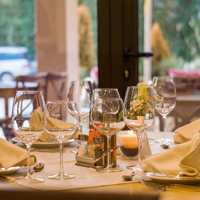 Un restaurant din Italia le-a stricat petrecerea unor clienți taxându-i cu 58 de euro în plus pentru farfuriile goale suplimentare
