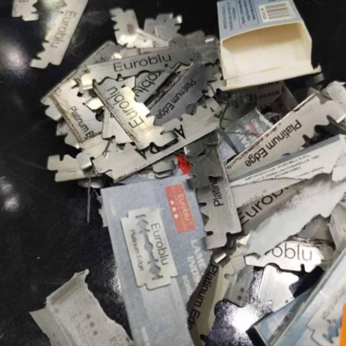 O frizerie din Italia a fost închisă după ce autoritățile au descoperit lame infecte și gandaci