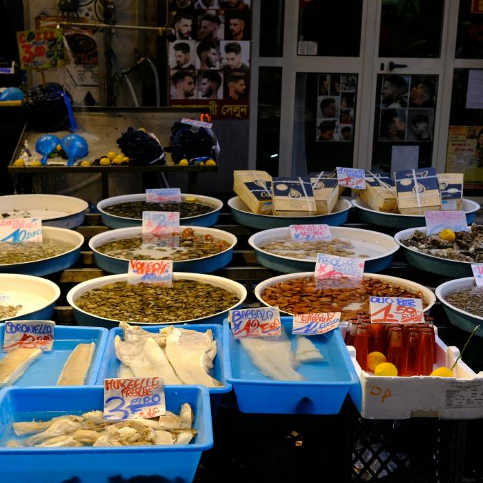 Prețuri revoltătoare într-o piață din Italia. O turistă a cumpărat patru kg de mezeluri și brânzeturi de peste o mie de euro