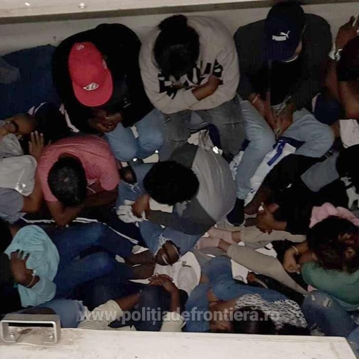 Procurorii DIICOT, percheziții la traficanții de migranţi. Fiecare persoană plătea 1.300 de euro pentru a ajunge în Italia