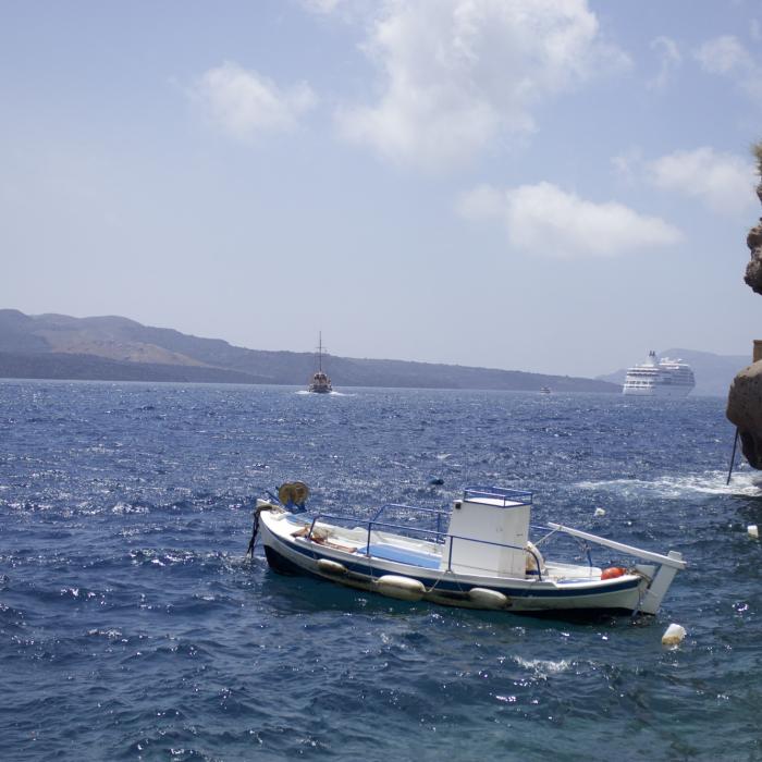 O postare virală pe un grup de turiști din Grecia atrage atenția asupra riscurilor plimbărilor cu barca: „Nu mai țineți copiii fără veste de salvare”