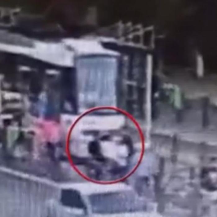 Un jandarm a fost înjunghiat într-o stație de tramvai din București în mijlocul zilei: imagini cu atacul 