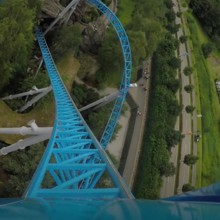 Panică într-un parc tematic din Germania. Pasagerii unui roller coaster, blocaţi în scaune timp de 40 de minute