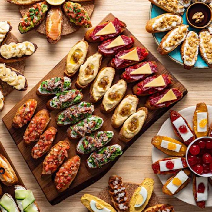 Platou festiv cu aperitive gătite: Mini tarte, pateuri crocante și rulouri savuroase