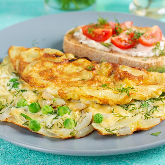 Mic dejun proteic: Începe dimineața cu o omletă cu legume, brânză și pâine prăjită cu avocado și somon