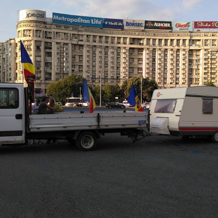 Persoanele nevăzătoare protestează în Piaţa Victoriei. Acuză Guvernul că le-a înghețat pensiile "mulți ani"