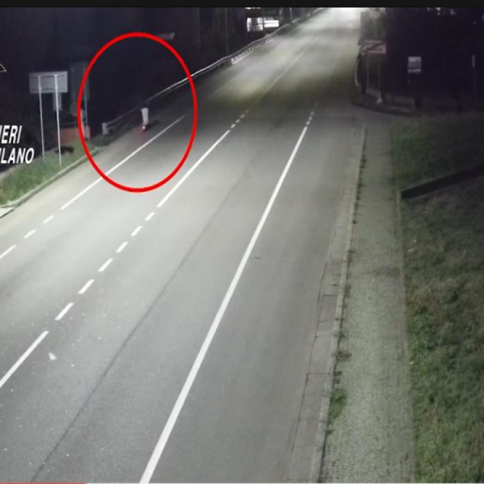 Un român a incendiat fără motiv 33 de mașini și motociclete la Milano. Le-a spus polițiștilor că a ieșit la o țigară