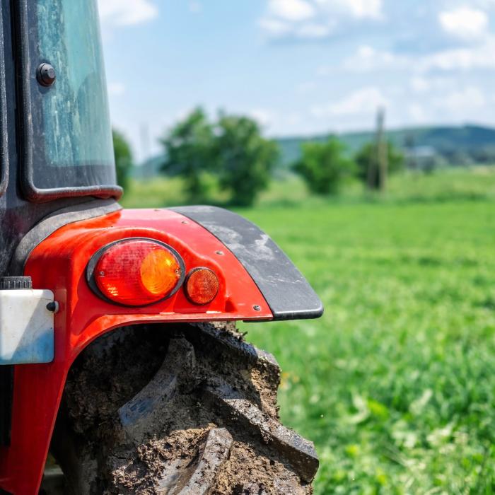 O femeie de 82 de ani a fost ucisă accidental de un bărbat care cosea porumb cu un tractor