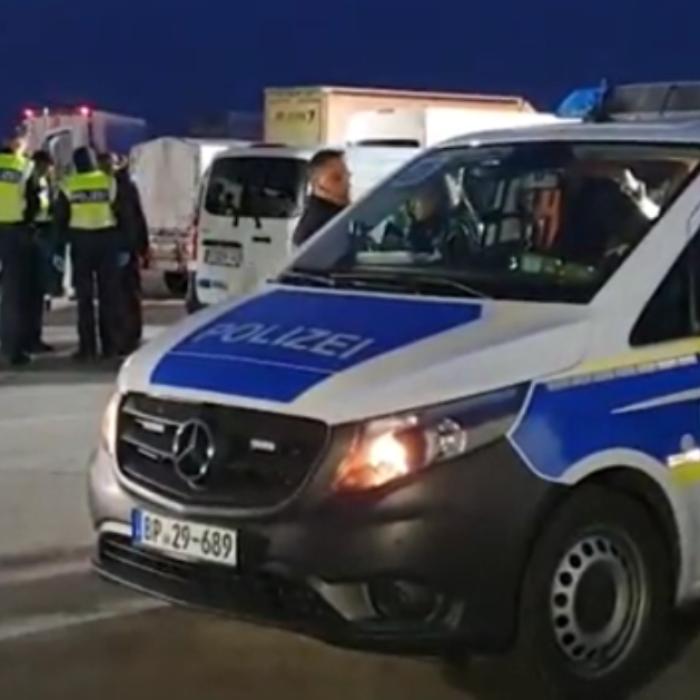 Controale la granițe în Germania: Zece români săltați de polițiști din microbuzele în care erau