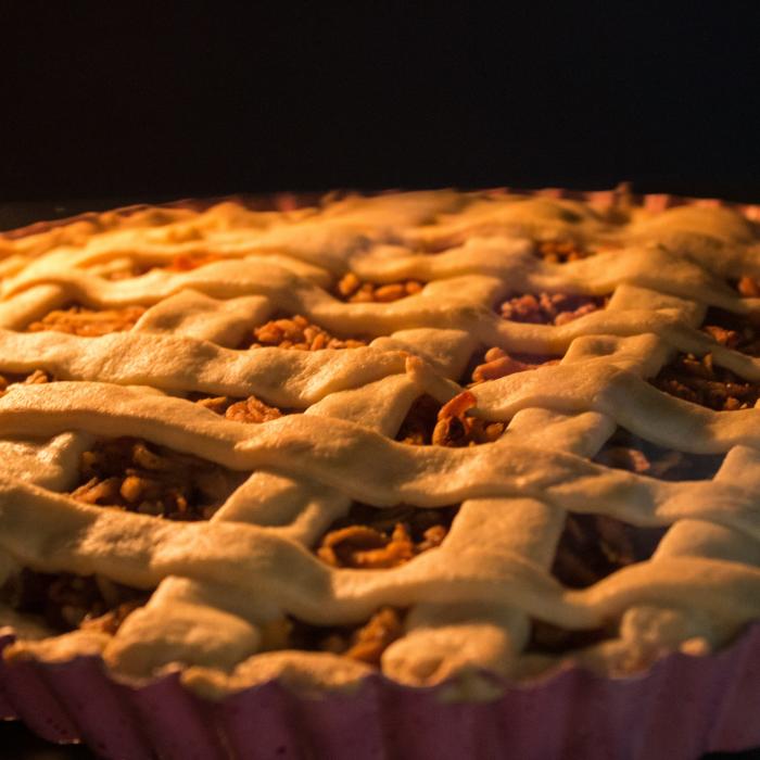 Plăcintă pufoasă cu mere și sos de caramel – Desertul perfect pentru o seară în familie