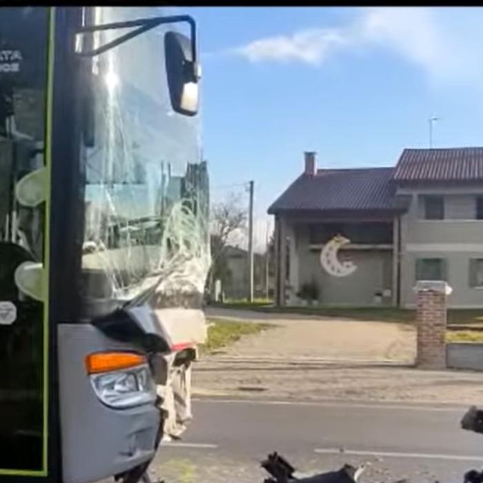 Accident grav în Italia: Un autobuz școlar s-a răsturnat după coliziunea cu o mașină; Zece copii și trei adulți răniți