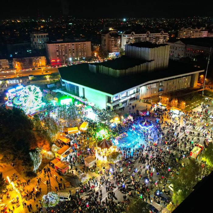  Un oraș din România a început să monteze deja luminițe și ornamente de Crăciun pe străzi