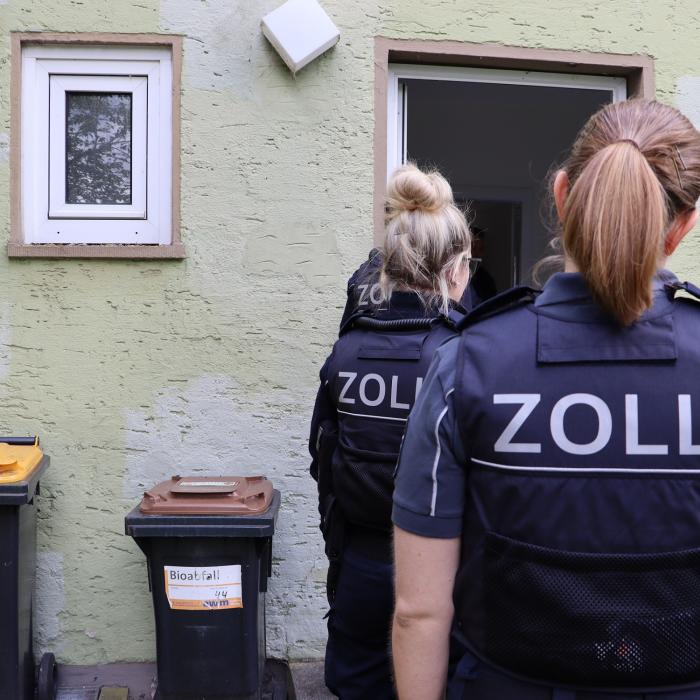 Încep problemele pentru românii din Germania care au cumpărat contracte false de muncă 