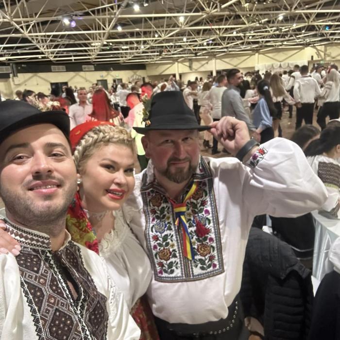 Povestea românului care organizează cele mai populare baluri tradiționale din UK: „Am început dând la lopată, acum organizez evenimente”