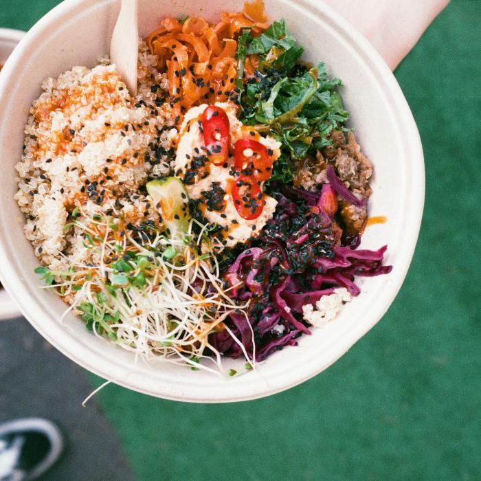 Bol cu quinoa, humus, pui și legume – O masă nutritivă și savuroasă într-un singur bol