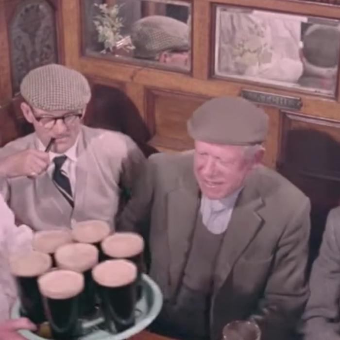 Șase bărbați se întâlnesc în fiecare joi la o bere de 56 de ani: „Cândva vorbeam despre fotbal și dragoste, acum despre prostată și pensii”  