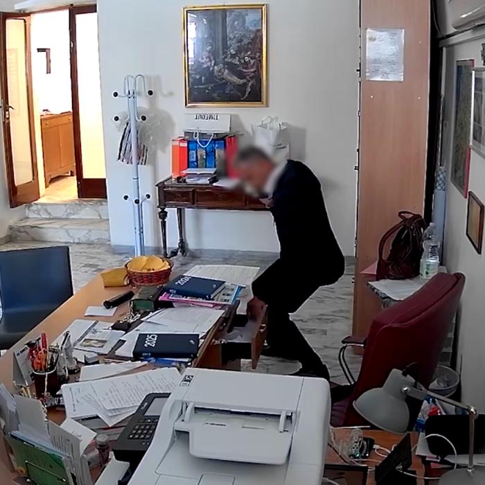 Un hoț a furat 900 de euro dintr-o biserică. Preotul paroh: „Erau pentru săraci”