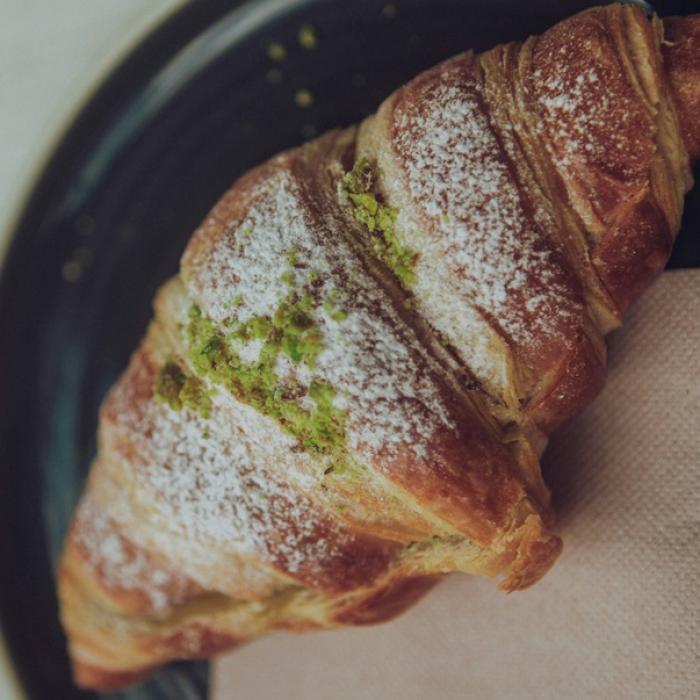 Croissant cu cremă de fistic - Desertul momentului pe care și-l dorește toată lumea!