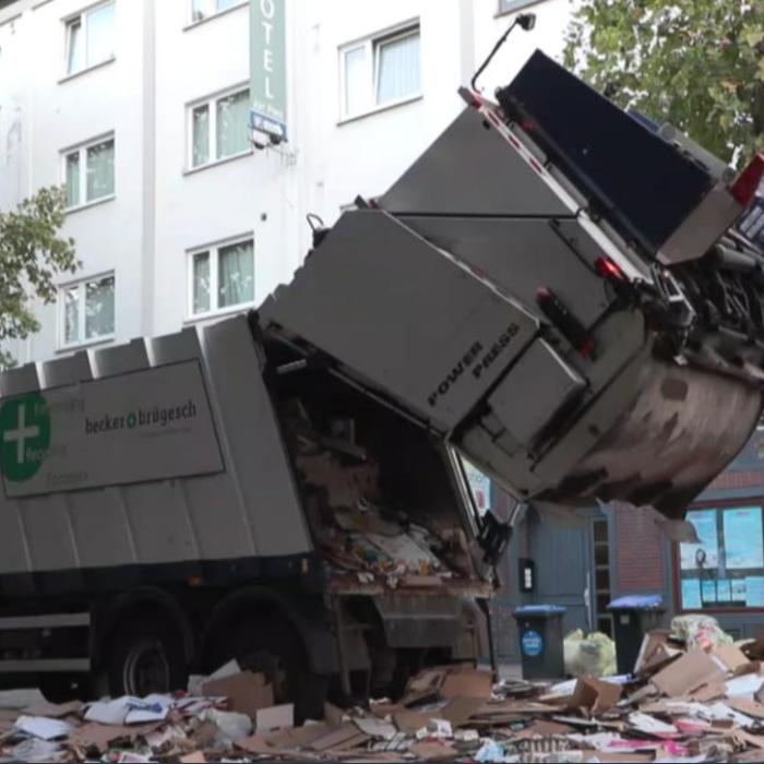 Moarte înfiorătoare pentru un român din Germania. Dormea într-un camion de gunoi, când angajații au activat mecanismul de compactare