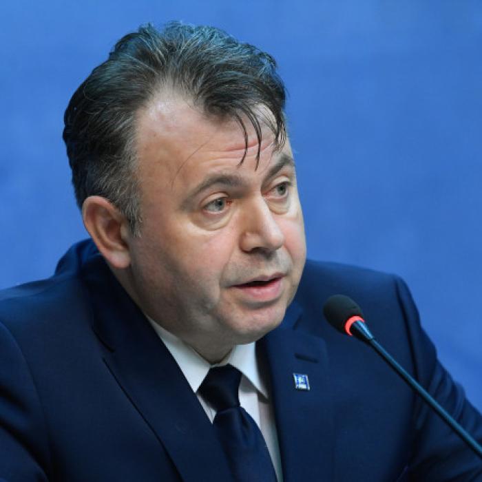 În timp ce pacienții așteaptă operațiile, lui Nelu Tătaru i s-a interzis să profeseze. Fostul ministru este chirurg la Huși 