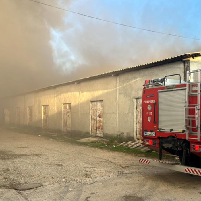 Incendiu de proporții la un depozit din Voluntari: Avertizare Ro-Alert emisă pentru populație