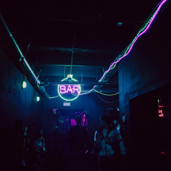 Englezoaică amendată pentru injurii rasiste aduse unui paznic român la un bar din Anglia