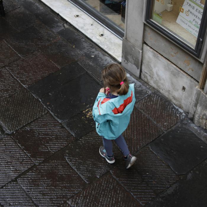 Fetiță româncă lovită grav de o mașină în Italia: Familia cere 400.000 de euro despăgubire