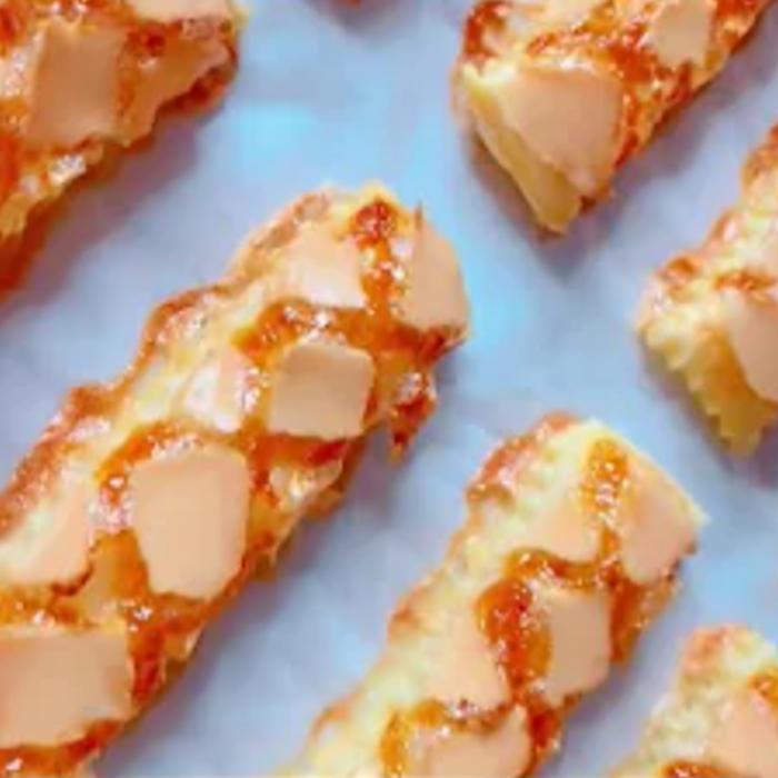 Foietajele glazurate și cremă de caise - un desert delicios din Italia