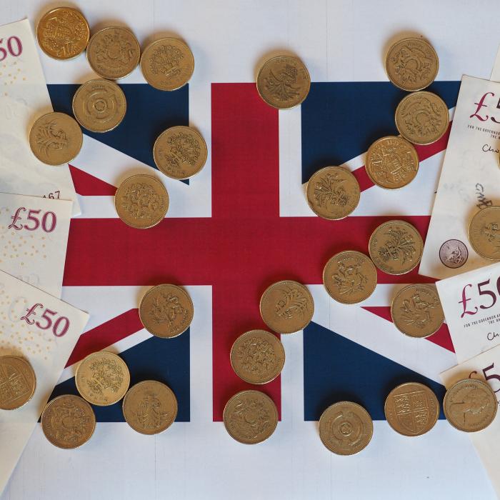 Vești bune pentru românii din Marea Britanie. Cresc salariile din aprilie 2025