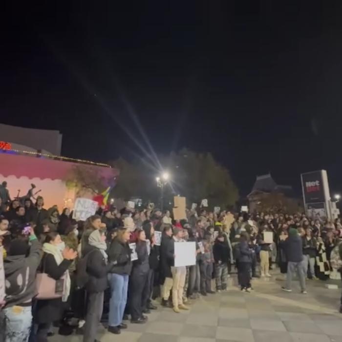 Protest în stradă împotriva lui Călin Georgescu, în fața Teatrului Național din București 
