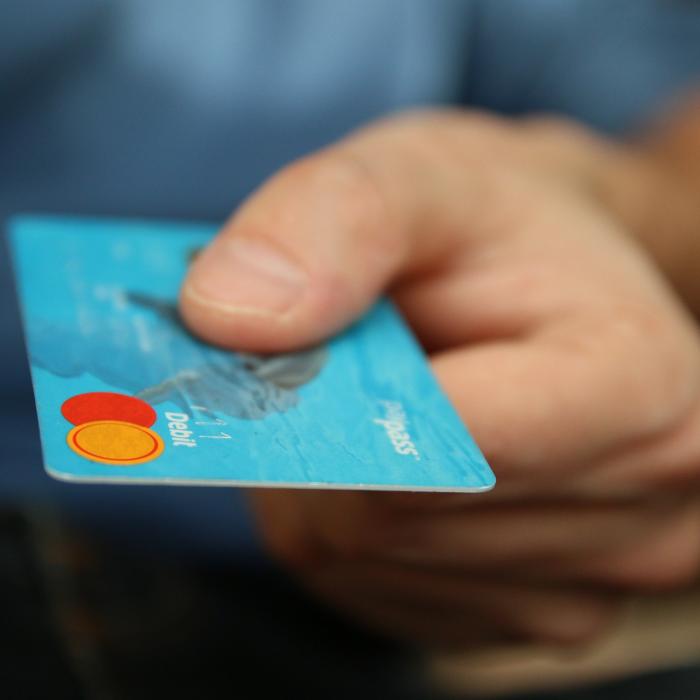 O țară UE dă startul și limitează comisioanele pentru transferul de bani: maxim 0.5 euro pentru 5000 de euro transferați 