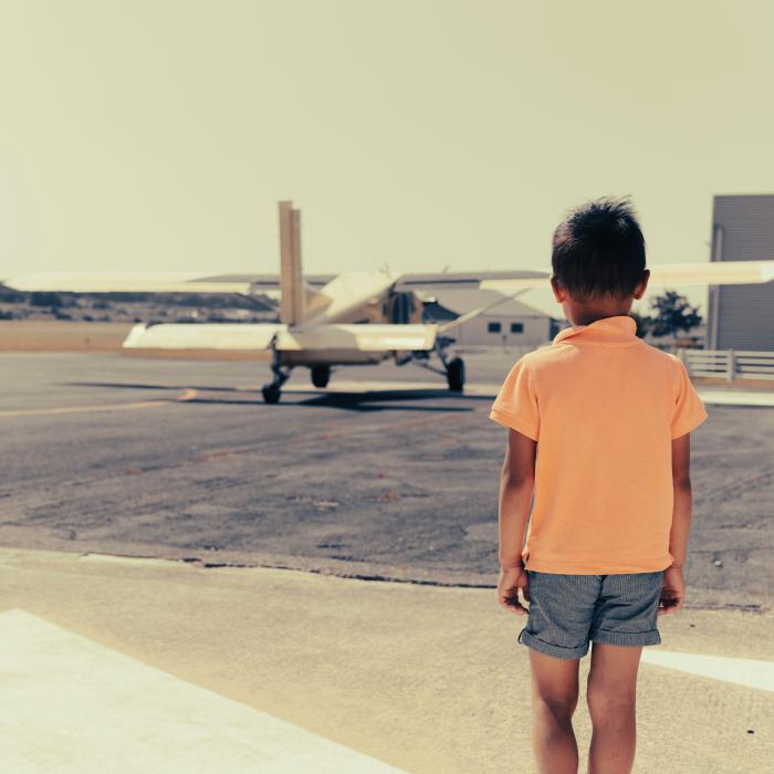 Studiu: 350 000 de copii de la țară au un părinte în străinătate. Nu există bani nici de haine și depind de ajutoare sociale 