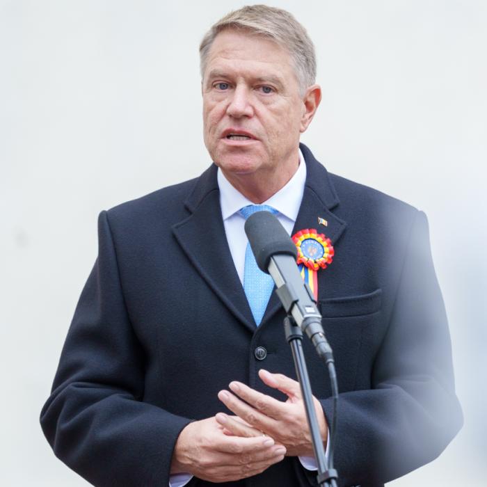 Klaus Iohannis răspunde criticilor: „Cum să plec dacă Constituția îmi spune să stau?” 