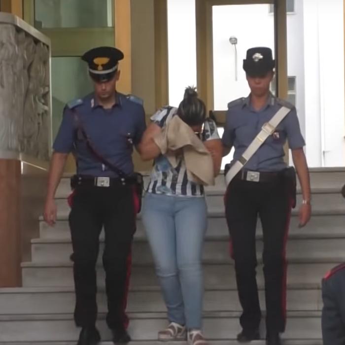 O femeie și-a bătut soțul cu mătura până a leșinat. Carabinierii au intervenit abia după ani de zile de tortură
