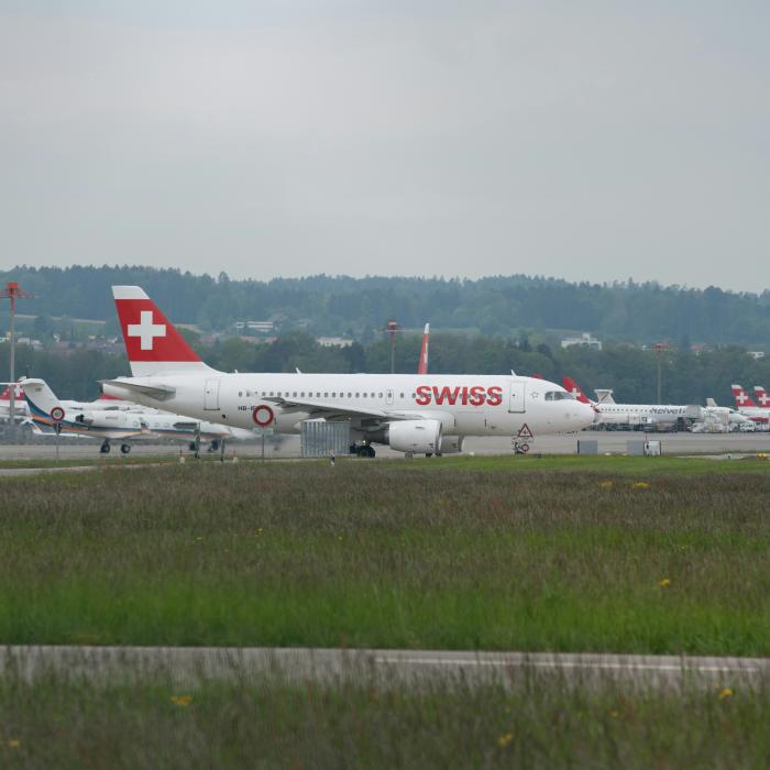 Avion plin cu români, aterizare de urgență în Austria. Zece pasageri au avut nevoie de îngrijiri medicale