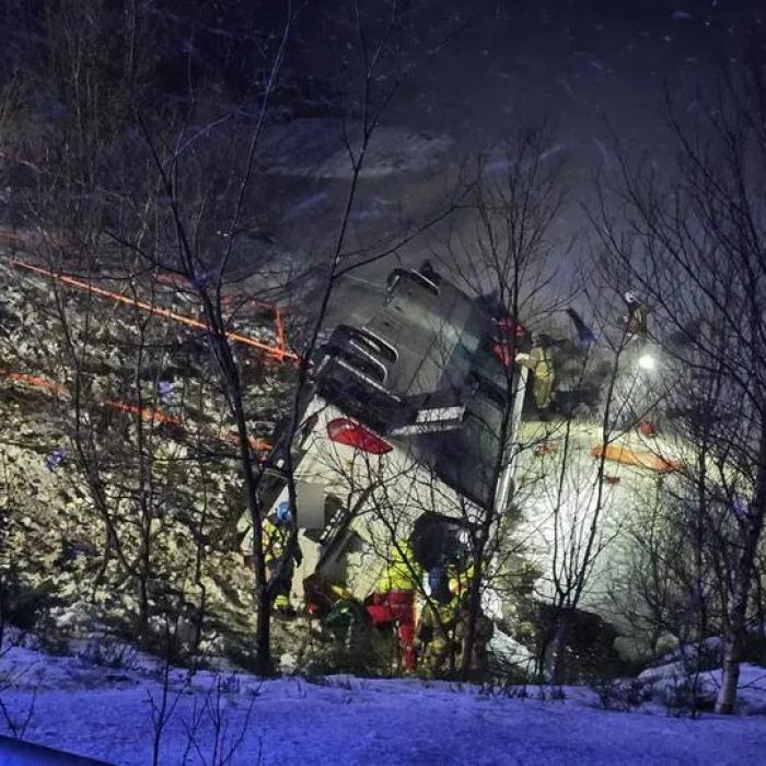 Accident grav în Norvegia: Trei persoane s-au stins din viață, după ce un autobuz cu 58 de pasageri din opt țări a căzut într-un lac