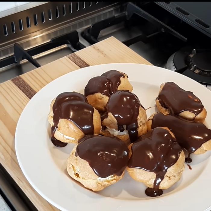 Mini eclere delicioase, gata în câțiva pași simpli! 