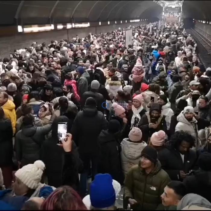 Mii de nepalezi s-au adunat de Revelion în stațiile de metrou din București. Imagini ireale. Video