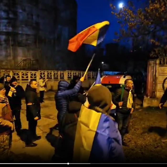 Protestatarii lui Călin Georgescu au lovit o echipă de jurnaliști, duminică seară. Echipa s-a baricadat în mașină de frică 