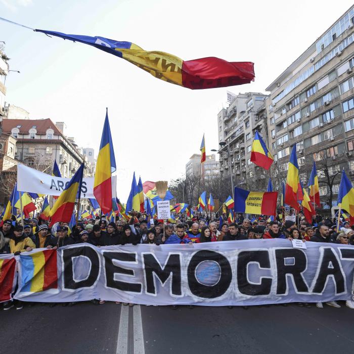 Tensiuni la Protestul AUR: Horațiu Potra, omul lui Georgescu, reținut de jandarmi în timp ce se îndrepta cu mulțimea spre Guvern 