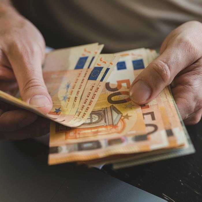 Românii din Spania care retrag sau depun bani nejustificați în bancă, amendați cu zeci de mii de euro