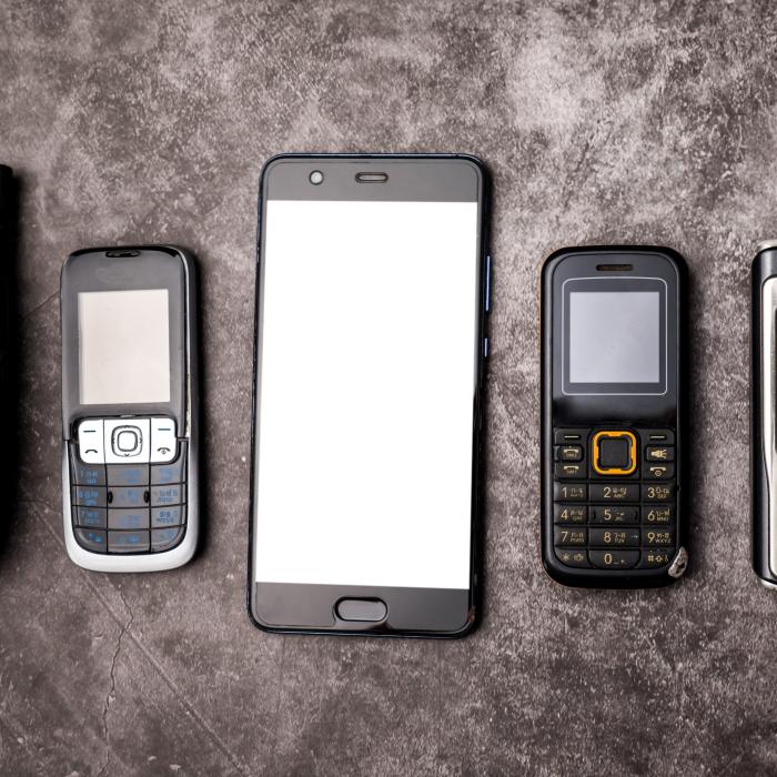 Dacă ai aceste telefoane vechi prin casă poți ajunge bogat. Primul model de iPhone 1 se vinde cu zeci de mii de euro