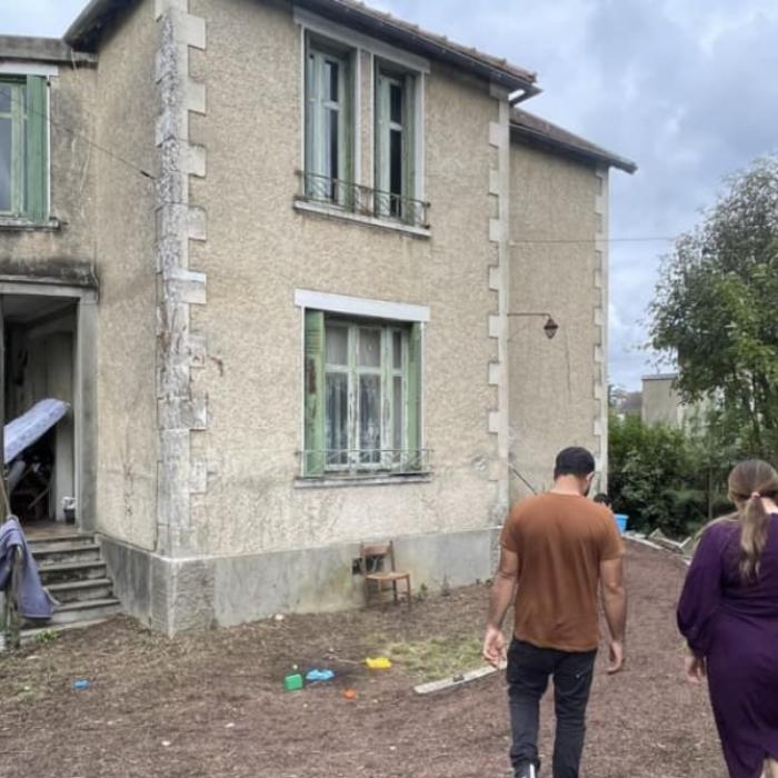 O familie de români, cu opt copii, evacuată după ce a renovat o casă abandonată în Franța  